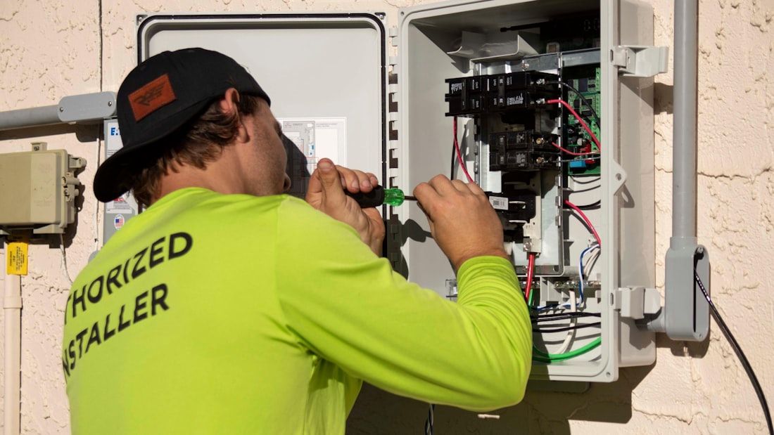Electrician conectând un tablou electric într-un apartament din Cluj-Napoca