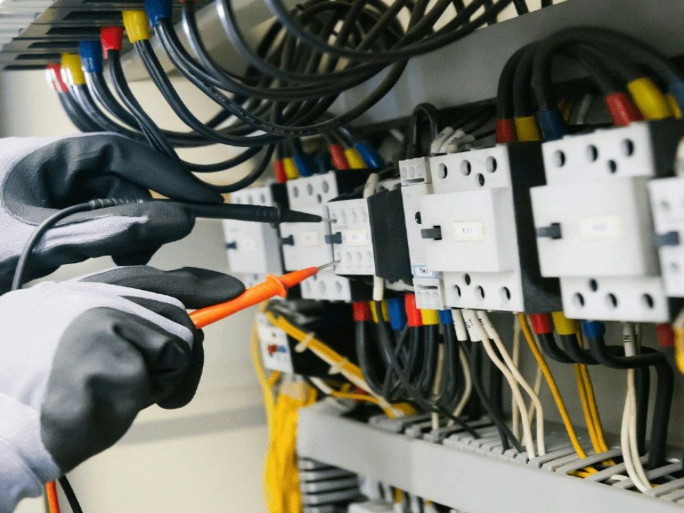 Electrician verificând un tablou electric cu multimetrul în Cluj-Napoca