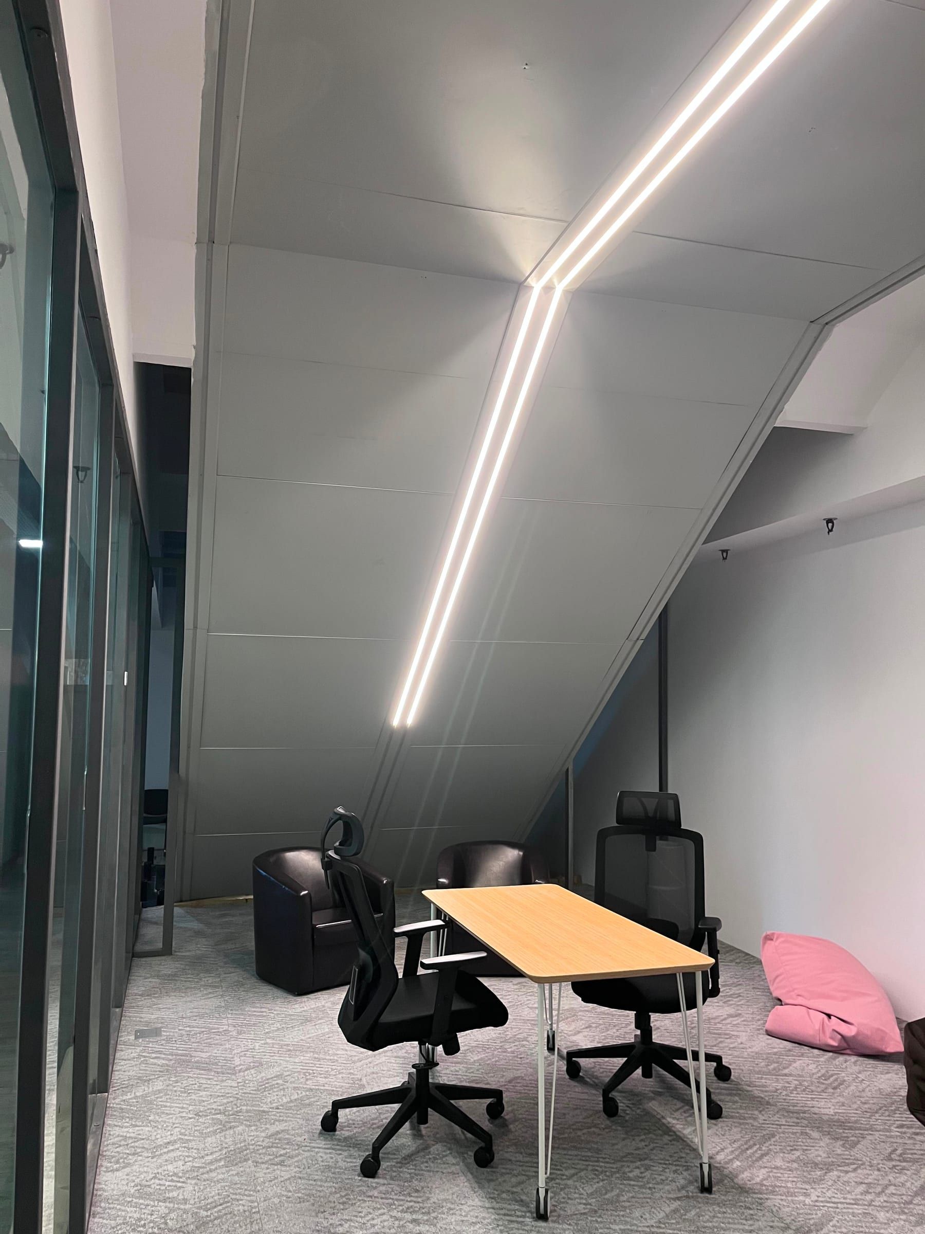 Iluminat liniar LED în spațiu de birouri – Cluj-Napoca