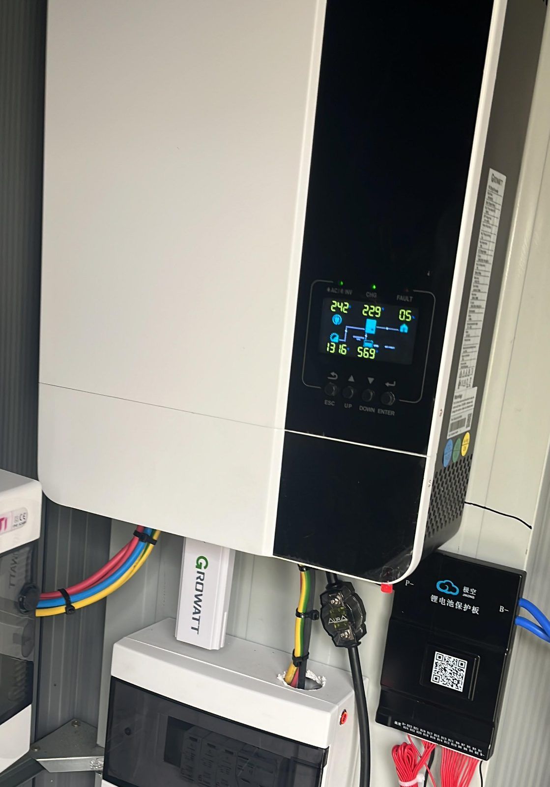 Invertor hibrid și stocare baterie – Chinteni
